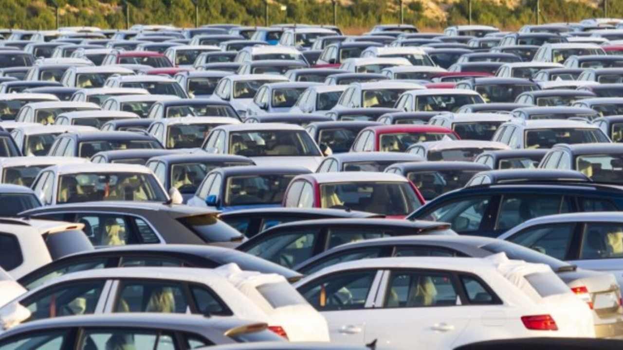 2. El Araba Fiyatları Uçtu mu, Düştü mü? Nisan Raporu ŞOK Etti: İşte O Rakamlar!
